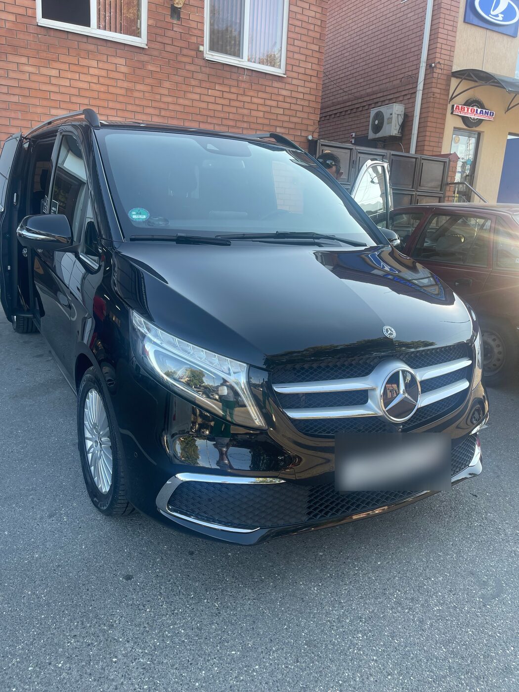 Чёрный Mercedes V-класса компании